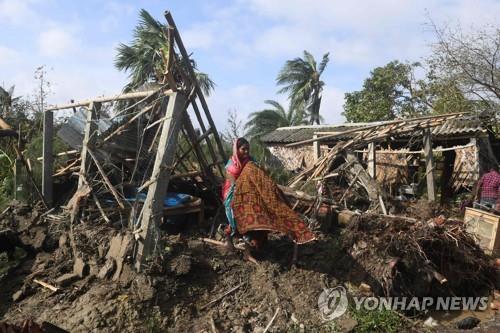 사이클론 불불이 강타한 인도 웨스트벵골주 바크칼리 지역 모습. [AFP=연합뉴스]