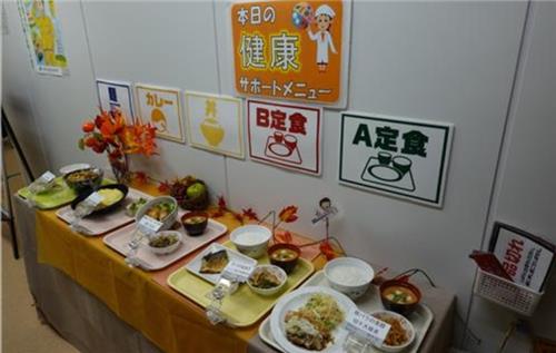 (후쿠시마=연합뉴스) 후쿠시마 제1원전 출입동 식당에서 지난 13일 제공된 5가지 메뉴. 가격은 390엔. (사진=NSRA)