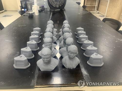 작업 중인 시각장애 고등학생 졸업 흉상