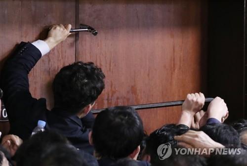 檢, 패스트트랙 약식기소 한국당 의원 2명에 '당선무효형' 구형