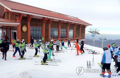 훈련하는 남북 스키 선수들