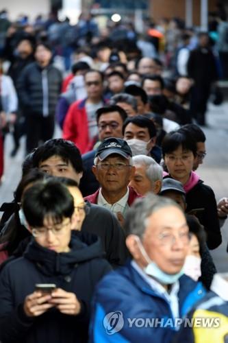 대만 신베이시 투표소 앞에서 줄을 서 기다리는 대만 유권자들 