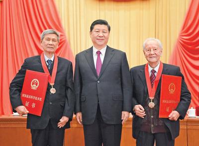 시진핑 주석과 기념 촬영을 하는 황쉬화 원사(오른쪽)와 청칭춘 원사