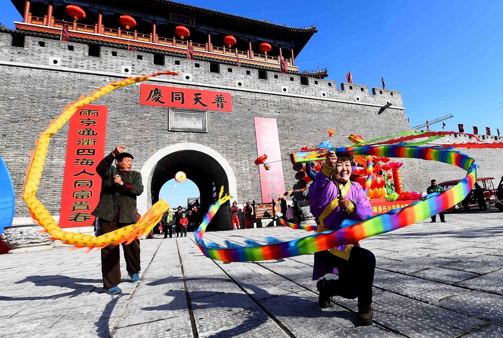웨이팡 Qingzhou 고대 도시 문화 지구에서 열린 절 박람회에서 무형 문화재 전수자들이 중국 요요를 공연하고 있다. 이 행사에는 봄 축제를 기념하는 수많은 관광객이 참여했다.