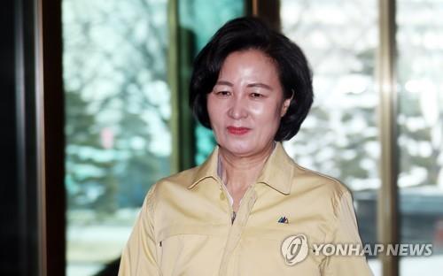 추미애 장관, '우한 폐렴' 긴급회의 참석 (서울=연합뉴스) 김승두 기자 = 추미애 법무부 장관이 24일 오후 정부서울청사 중앙재난안전상황실에서 열린 신종 코로나바이러스 긴급 관계기관회의에 참석하고 있다. 2020.1.24 kimsdoo@yna.co.kr (끝)
