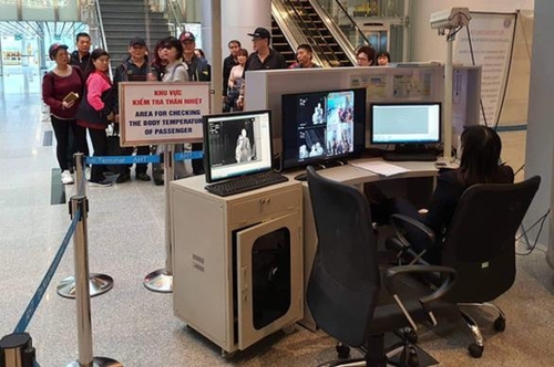 다낭 공항에서 중국인 단체 관광객을 대상으로 발열 검사를 하는 모습