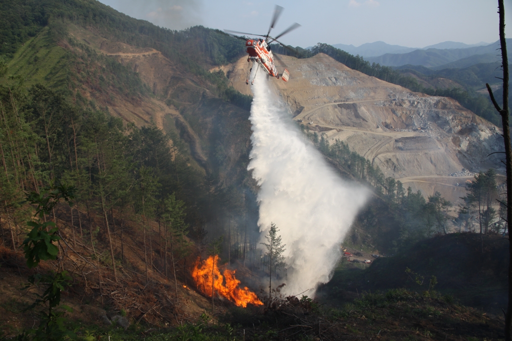 산림 헬기로 산불 진화하는 모습