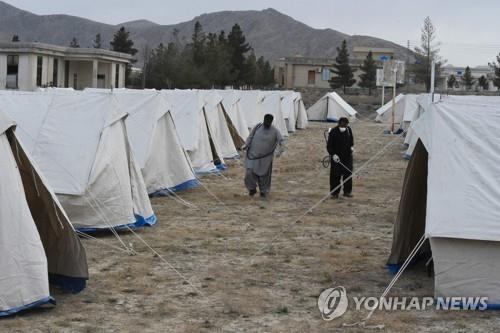 이란과의 국경지대에 설치된 파키스탄 코로나19 격리 캠프. 화장실조차 없을 정도로 시설이 열악하다. [AFP=연합뉴스] 