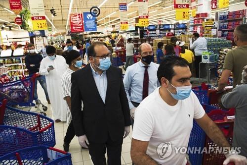 19일 UAE 두바이 시내 슈퍼마켓에 식료품을 사러 온 시민들 