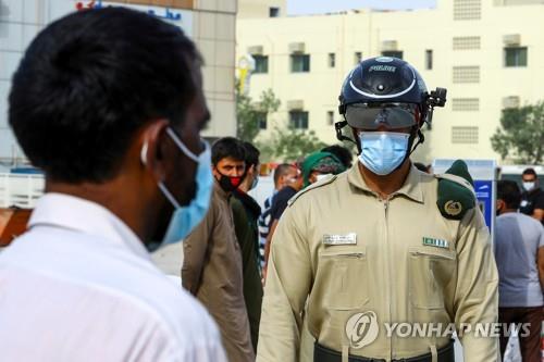 체온을 재는 '스마트 헬멧'을 쓰고 순찰하는 UAE 두바이 경찰