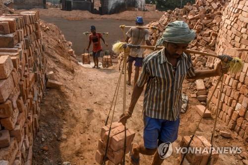 인도 콜카타의 벽돌 가마 공장에서 일하는 일용직 노동자들. [AFP=연합뉴스] 