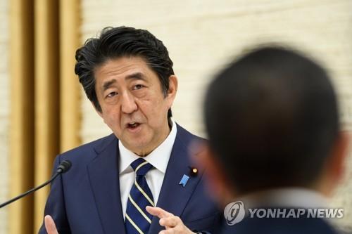 (도쿄 AFP=연합뉴스) 14일 오후 아베 신조(安倍晋三) 일본 총리가 총리관저에서 기자회견을 하고 있다.