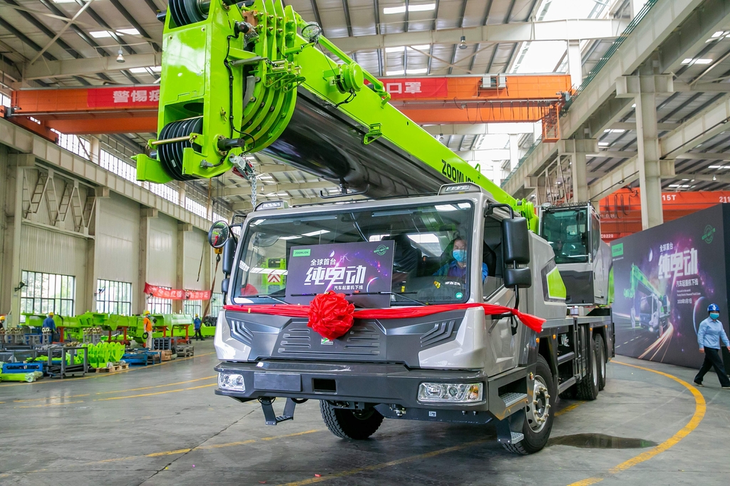 Zoomlion, 세계 최초의 100% 전기 트럭 기중기를 생산하며, 중장비 산업에서 환경 보호 건설을 주도