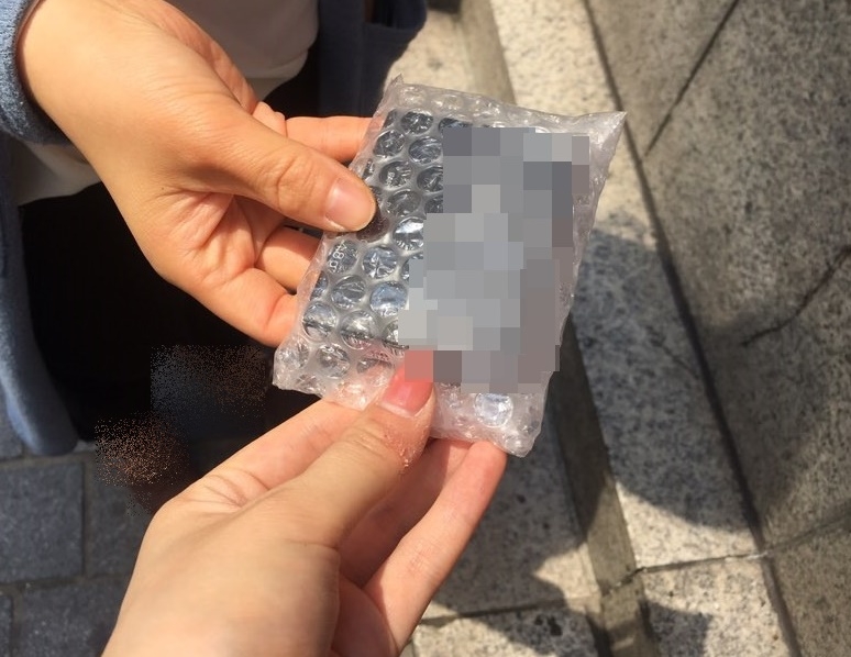 중고물품을 거래하는 모습