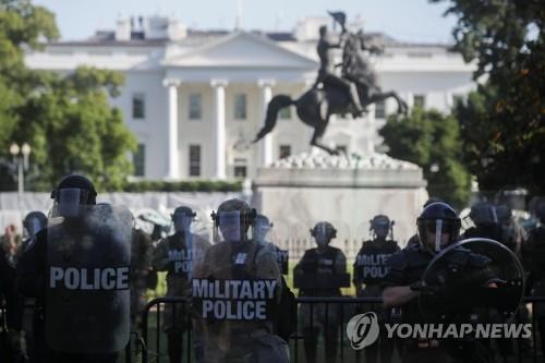 백악관 주변에서 시위대 지켜보는 주방위군 병력