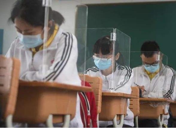 거리 두기 속에 수업하는 중국 학생들