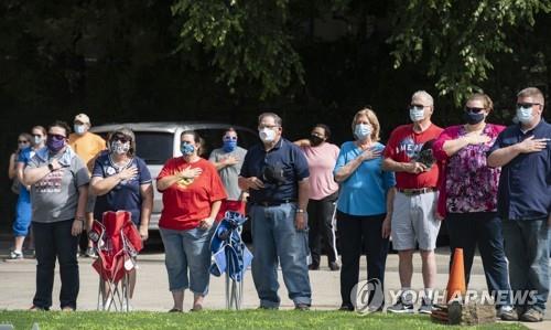 미 텍사스주에서 마스크 착용이 의무화된 3일(현지시간) 주민들이 독립기념일 행진 행사에 마스크를 쓴 채 참석했다. [AP=연합뉴스]