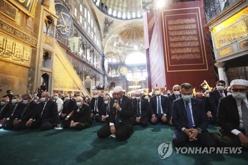 성소피아 내부에서 쿠란을 낭독하는 에르도안(가운데) 터키 대통령 