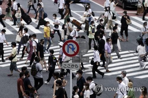마스크 쓰고 횡단보도 건너는 도쿄 시민들. [AP=연합뉴스 자료사진]