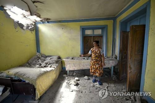 지난 14일 아르메니아의 공격으로 파괴된 아제르바이잔 주택