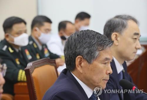 굳은 표정으로 질책듣는 정경두 장관
