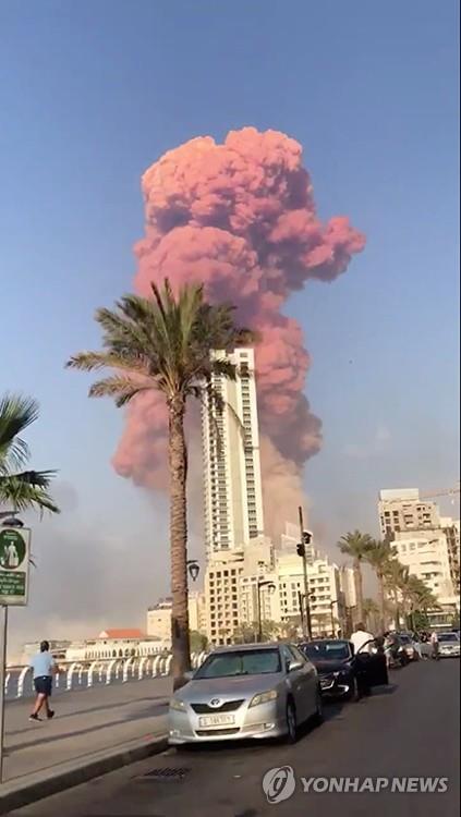 레바논 베이루트 폭발 현장에서 솟아오르는 연기 기둥