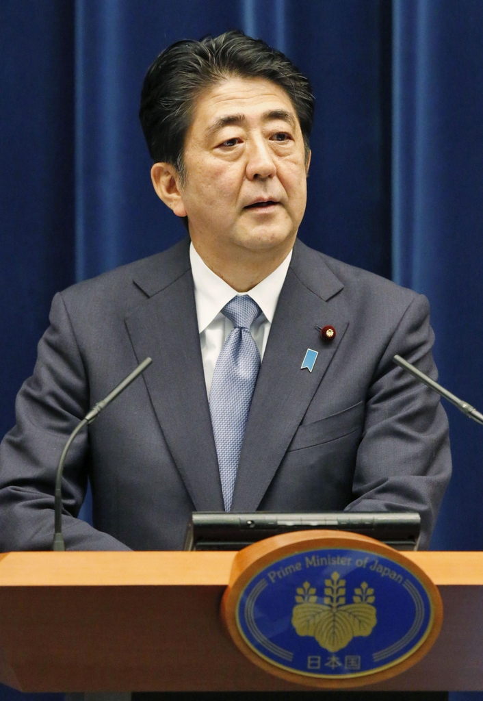 아베 신조(安倍晋三) 일본 총리가 2015년 8월 14일 전후 70년 담화(아베 담화)를 발표하고 있다. [교도=연합뉴스 자료사진]