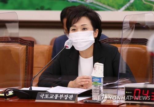 국회에서 의원들의 질의에 답변하는 김현미 국토부 장관