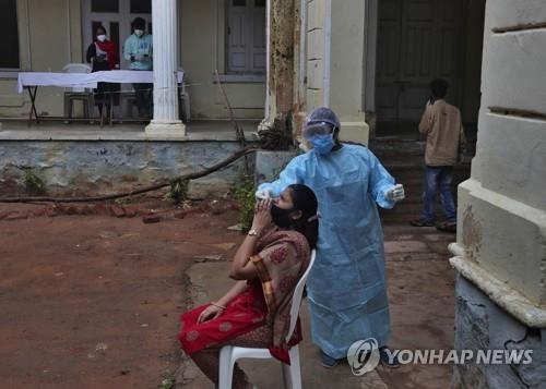 인도 하이데라바드에서 진행된 코로나19 검사 모습. [AP=연합뉴스]