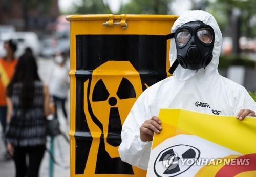 지난 7월 30일 서울 주한일본대사관 앞에서 열린 '후쿠시마 오염수 방류 반대 기자회견'에서 그린피스 회원들이 관련 퍼포먼스를 하고 있다. [연합뉴스 자료사진] 