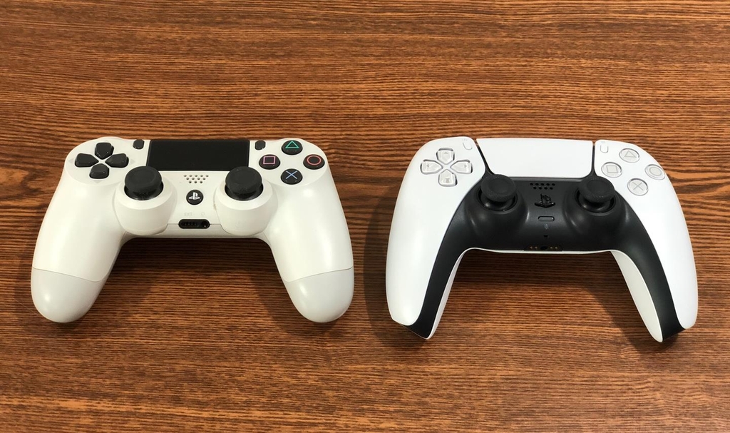 PS4의 '듀얼쇼크'(왼쪽)와 PS5의 '듀얼센스'(오른쪽) 비교. [촬영 이효석]