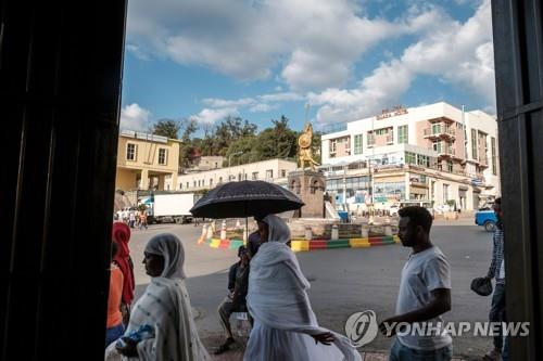 6일 에티오피아 곤다르시의 광장에서 사람들이 걷고 있다.