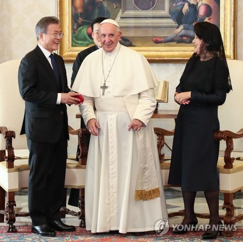 (바티칸시티=연합뉴스) 2018년 10월 교황청을 공식 방문한 문 대통령이 프란치스코 교황이 선물한 묵주 상자를 들고 대화하고 있다. 