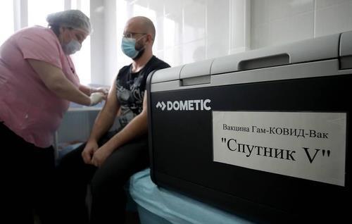 러시아 '스푸트니크 V' 백신 접종 모습 [타스=연합뉴스 자료사진]