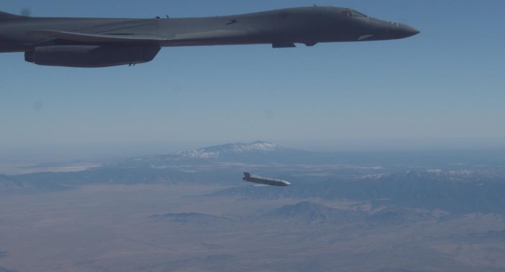 B-1B 전략폭격기 '재즘' 발사 성공