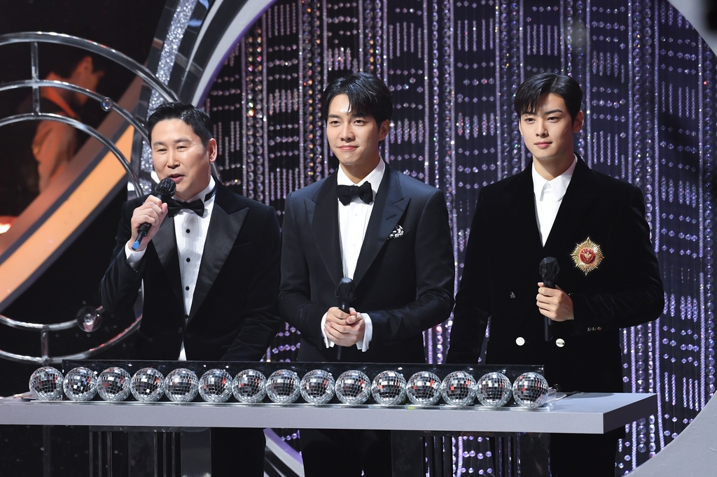 2020 SBS 연예대상의 MC를 맡은 (왼쪽부터) 신동엽, 이승기, 차은우