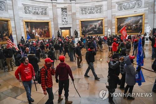 미 의사당 난입한 시위대 [AFP=연합뉴스]