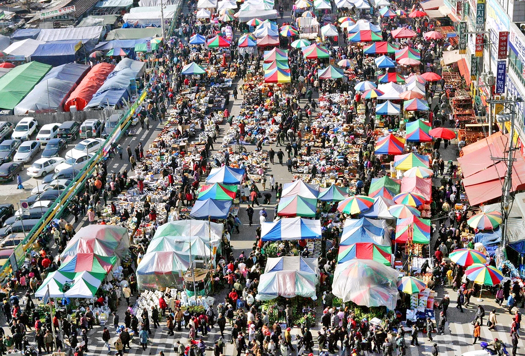 설을 앞두고 손님들로 성황을 이룬 성남 모란 오일장. 2006년 [연합뉴스 자료사진]