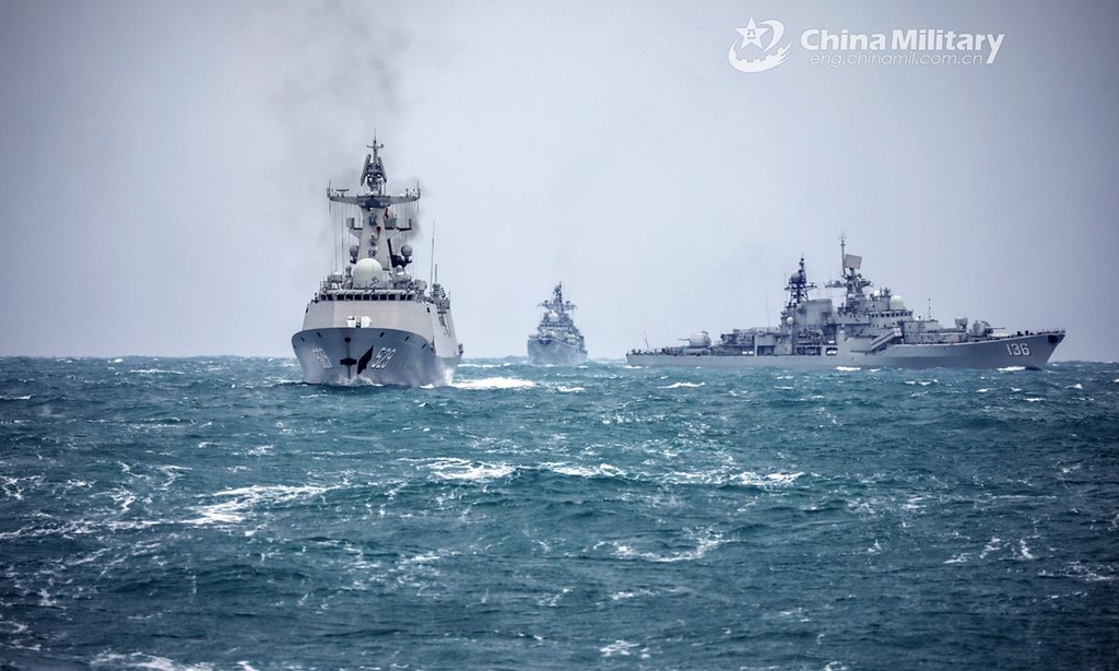 동중국해에서 군사 훈련 중이 중국 군함들