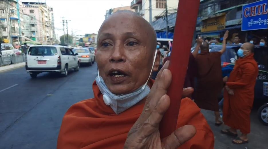 2007년 샤프론 혁명의 주역인 승려들이 쿠데타 항의시위에 참여했다. 2021.2.8