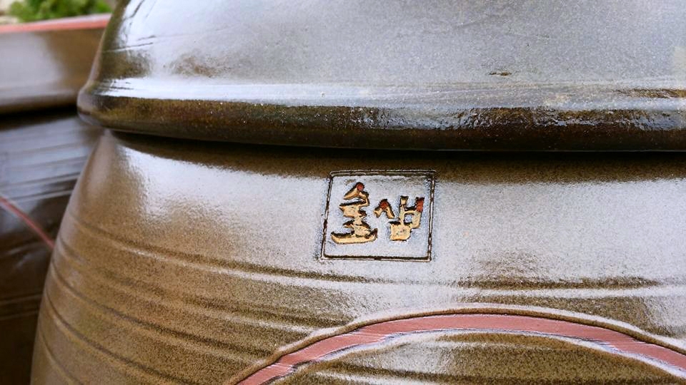 증류주 '미르'는 전통 항아리에서 1년 이상 숙성한다. [사진/조보희 기자]