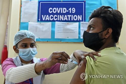 인도 뉴델리에서 진행된 코로나19 백신 접종 장면. [AFP=연합뉴스]