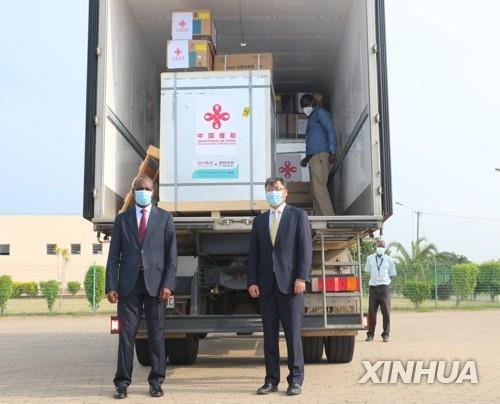 마푸투공항에 도착한 중국 백신앞에 선 로사리우(좌) 모잠비크 총리와 왕허쥔 대사 