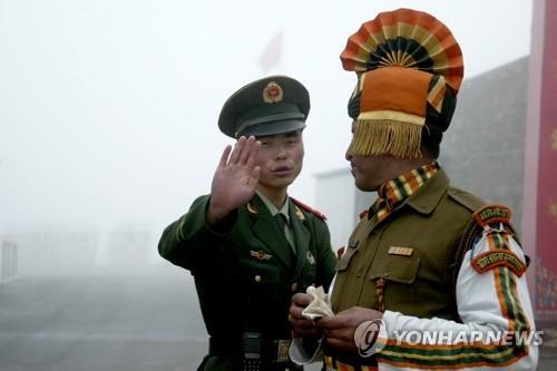 인도-중국 국경 지대의 중국군(왼쪽)과 인도군. [AFP=연합뉴스]