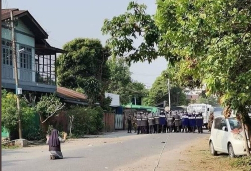 미얀마 경찰의 폭력 자제를 호소하는 안 누 따웅 수녀의 뒷모습. [찰스 마웅 보 추기경 트위터 갈무리. DB 저장 및 재배포 금지]