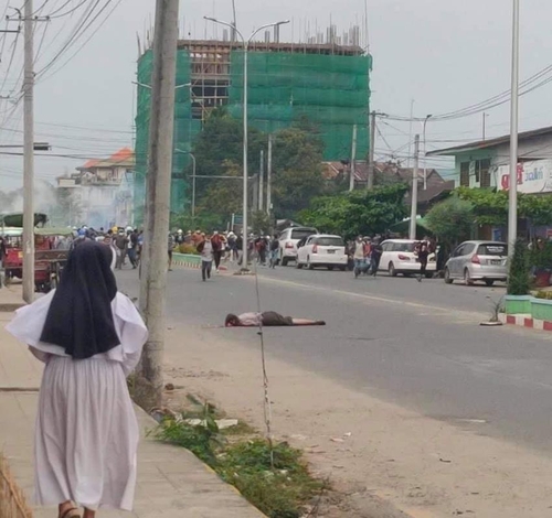 8일 미치나에서 길에 쓰러진 시위대를 바라보는 한 수녀의 뒷모습. [SNS 캡처. DB 저장 및 재배포 금지]