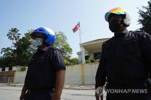 쿠알라룸푸르 북한 대사관 앞에 배치된 경찰