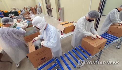 지난해 5월 농산물꾸러미 학생 가정에 배송작업 모습