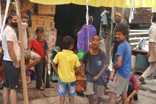 밀집해 이야기 나누는 뉴델리 빈민가 주민
