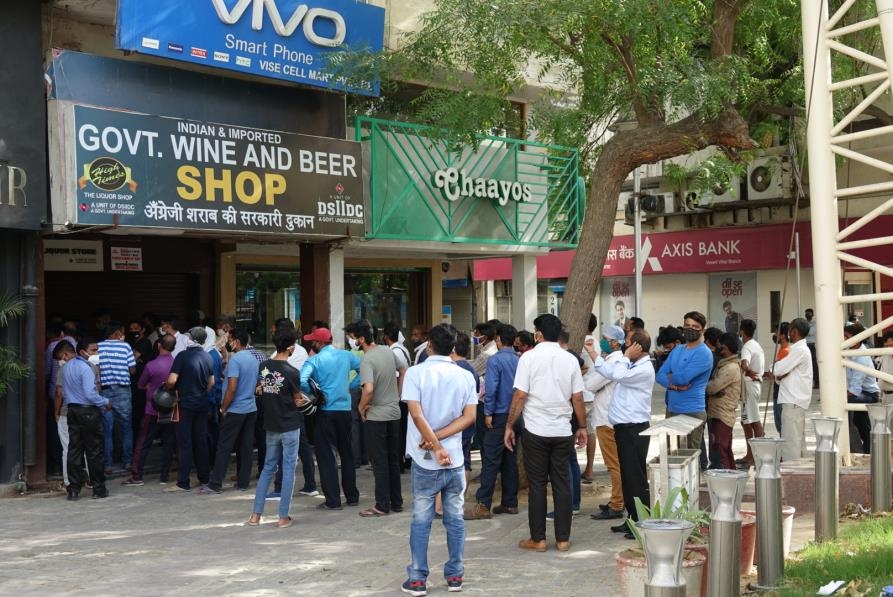  술을 사기 위해 주류 상점에 몰려든 뉴델리 주민.
